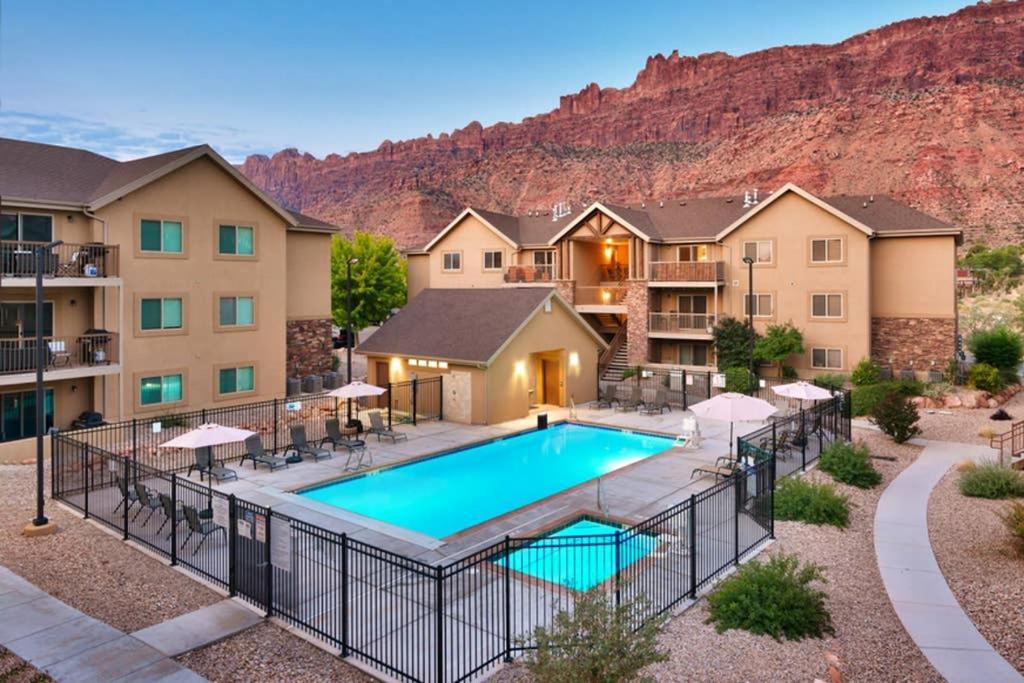 6H Spacious Redcliff Condo, Pool & Hot Tub モアブ エクステリア 写真